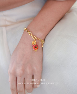 EDEN + ELIE Modern Peranakan gold charm bracelet - emerald